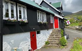 Charming And Authentic Heritage Retreat In Kvivik - Right Next To The River