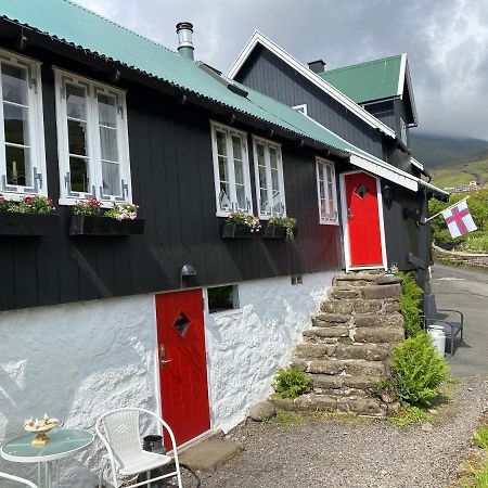 Charming And Authentic Heritage Retreat In Kvivik - Right Next To The River Extérieur photo