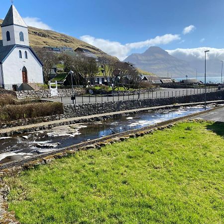 Charming And Authentic Heritage Retreat In Kvivik - Right Next To The River Extérieur photo