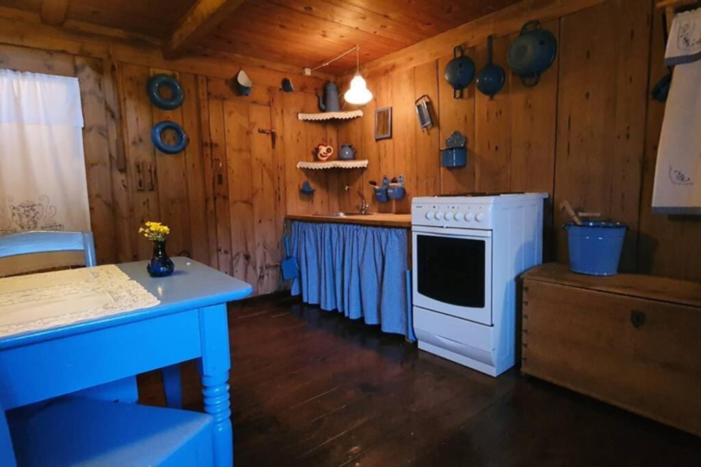 Charming And Authentic Heritage Retreat In Kvivik - Right Next To The River Extérieur photo