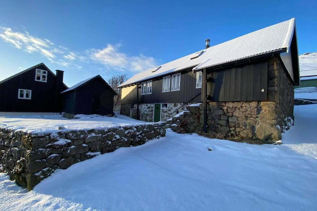 Charming And Authentic Heritage Retreat In Kvivik - Right Next To The River Extérieur photo