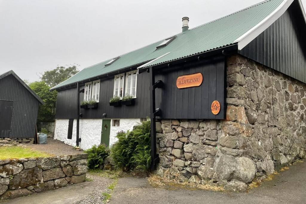 Charming And Authentic Heritage Retreat In Kvivik - Right Next To The River Extérieur photo