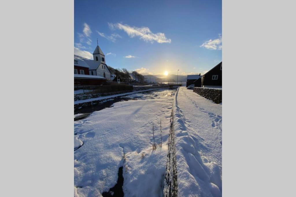 Charming And Authentic Heritage Retreat In Kvivik - Right Next To The River Extérieur photo