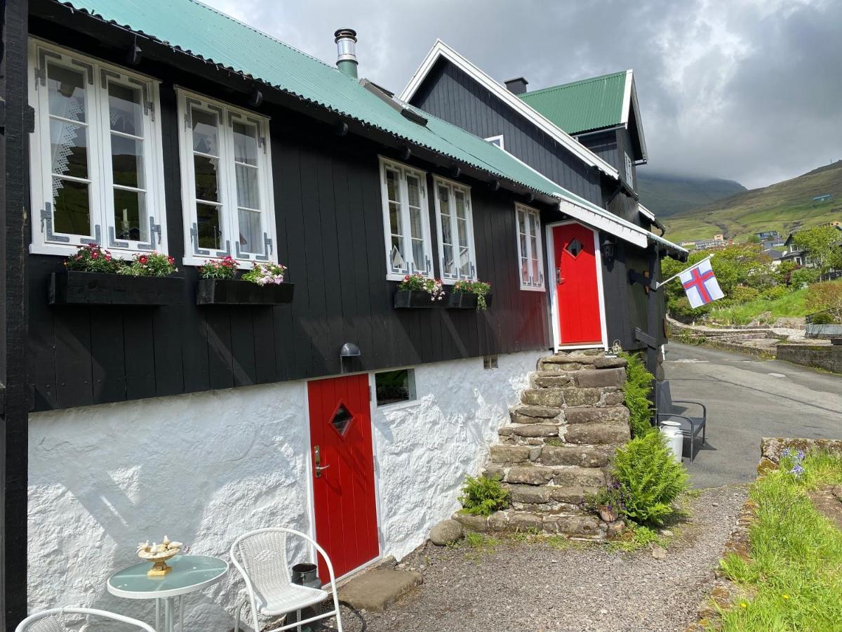 Charming And Authentic Heritage Retreat In Kvivik - Right Next To The River Extérieur photo
