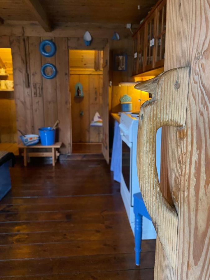 Charming And Authentic Heritage Retreat In Kvivik - Right Next To The River Extérieur photo