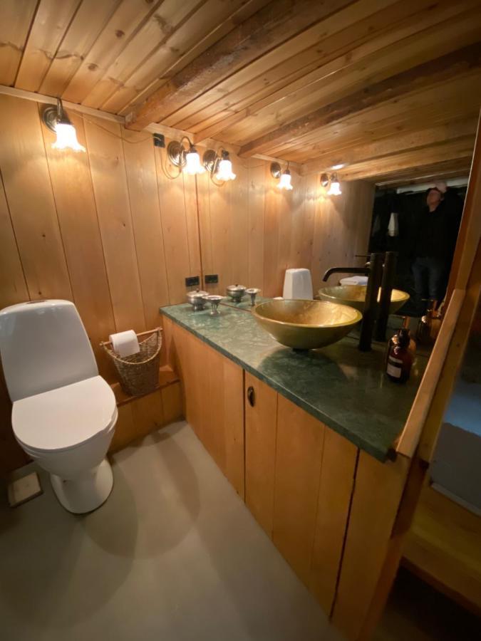 Charming And Authentic Heritage Retreat In Kvivik - Right Next To The River Extérieur photo